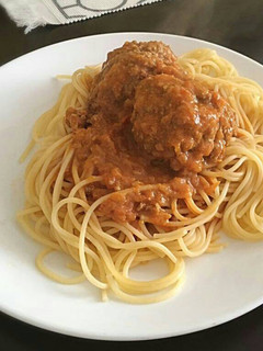 Una foto de Espaguetis con albóndigas