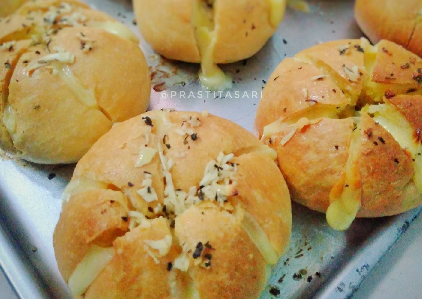 Korean Garlic Cheese Bread