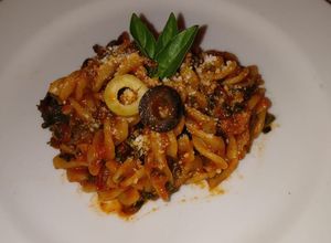 Una foto de Pasta a la puttanesca "Fusilli"