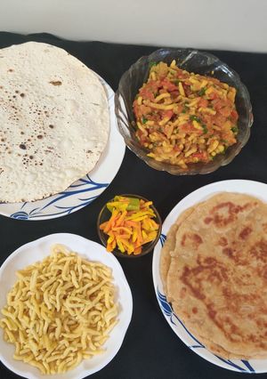 સેવ ટામેટા નું શાક (Sev Tomato Shak Recipe In Gujarati) રેસીપી મુખ્ય ફોટો