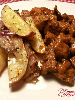 Una foto de Gajos de patatas orgánicas al horno, con pinchitos morunos