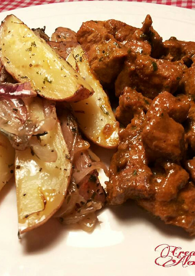 Una foto de Gajos de patatas orgánicas al horno, con pinchitos morunos