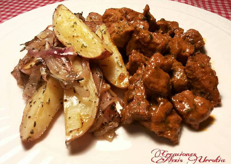 Gajos de patatas orgánicas al horno, con pinchitos morunos