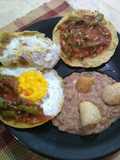 Huevo en tortilla y salsa de molcajete con nopalitos