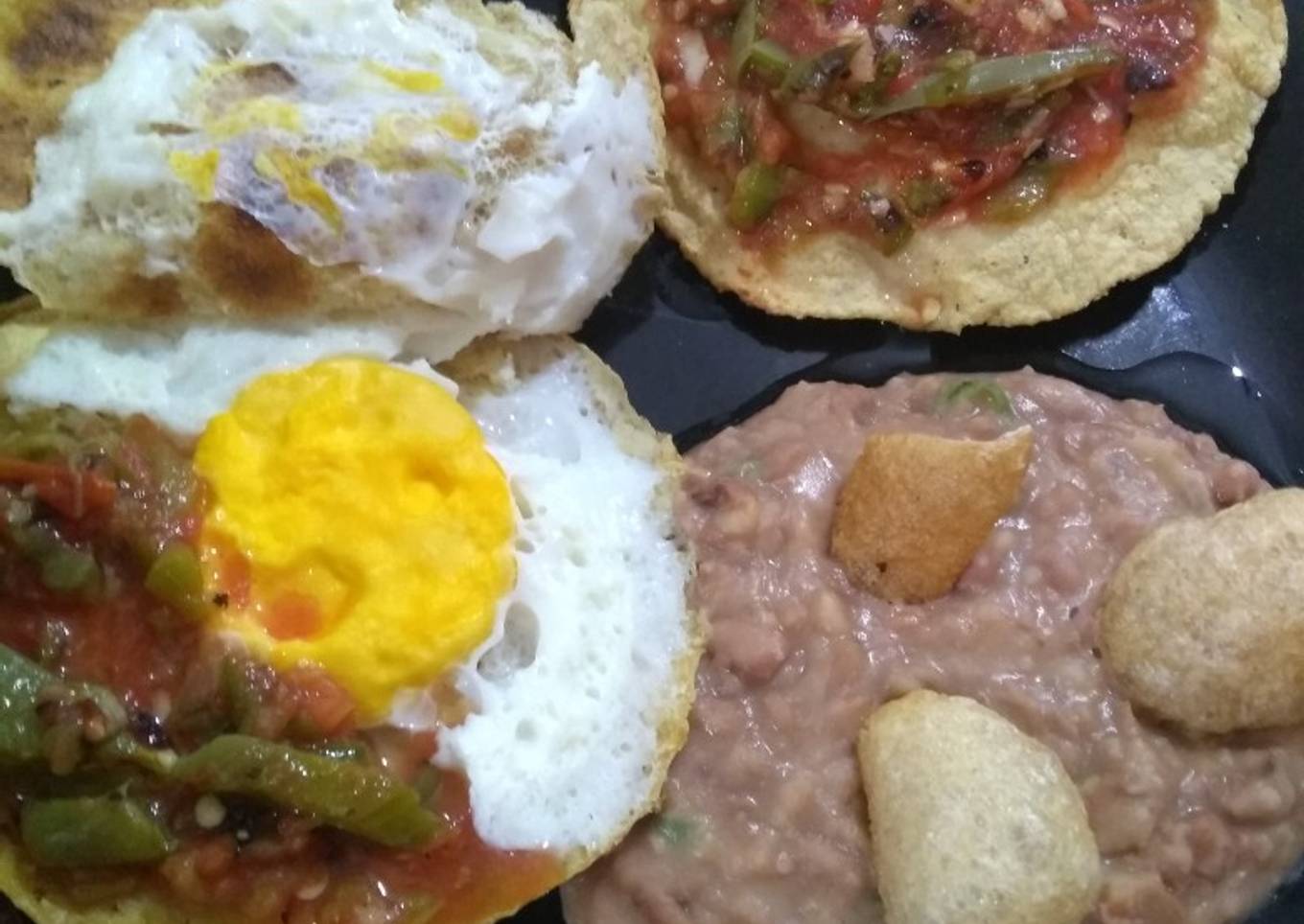Huevo en tortilla y salsa de molcajete con nopalitos