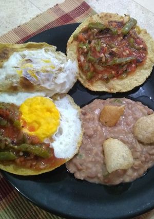 Una foto de Huevo en tortilla y salsa de molcajete con nopalitos