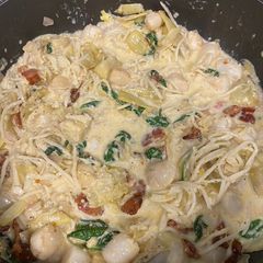 A picture of Creamy Scallops with Bacon.