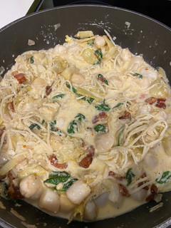A picture of Creamy Scallops with Bacon.