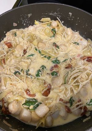 A picture of Creamy Scallops with Bacon.