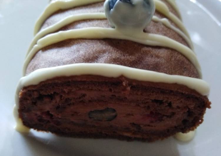 Rotolo al cacao con crema e frutti di bosco