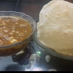 A picture of Punjabi chole bhatura.