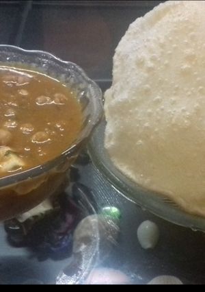 A picture of Punjabi chole bhatura.