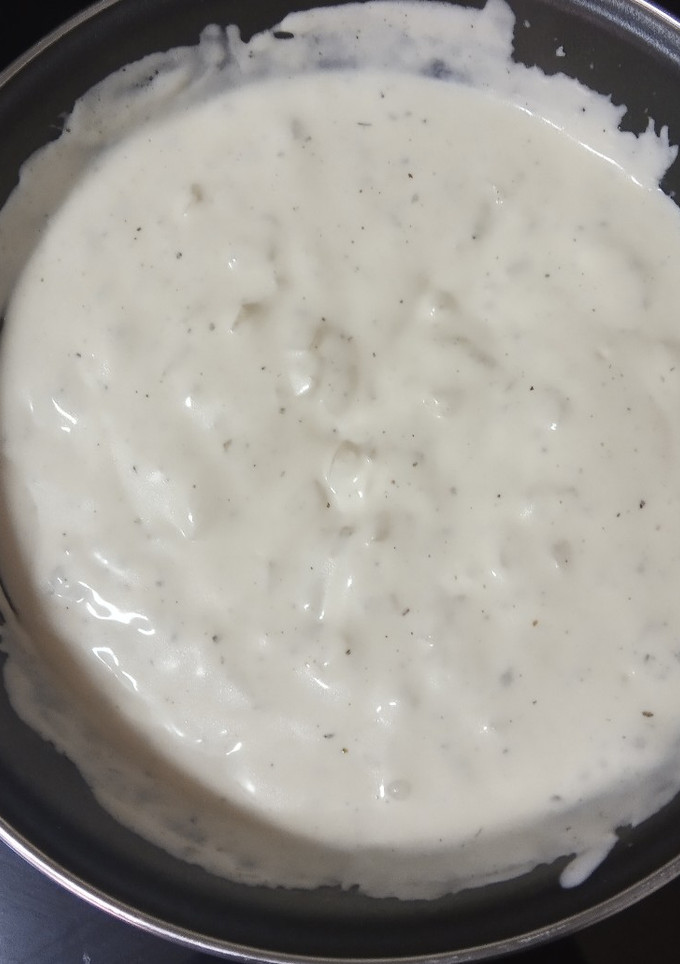 Una foto de Salsa de nata, con pimienta negra y nuez moscada