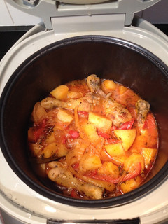 Una foto de Jamoncitos de pollo con patatas guisadas