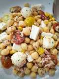 Ensalada de garbanzos con cherrys y queso fresco