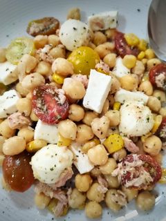 Una foto de Ensalada de garbanzos con cherrys y queso fresco
