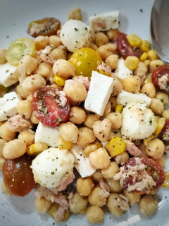 Foto principal de Ensalada de garbanzos con cherrys y queso fresco