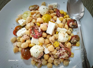 Foto principal de Ensalada de garbanzos con cherrys y queso fresco