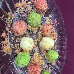 A picture of Coconut Cake pops.