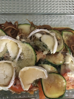 Una foto de Pastel de calabacín con gulas y queso de Cabra