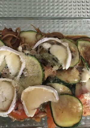 Foto principal de Pastel de calabacín con gulas y queso de Cabra