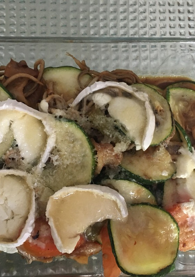 Una foto de Pastel de calabacín con gulas y queso de Cabra