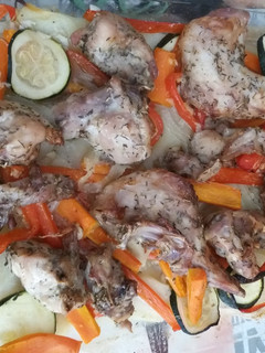 Una foto de Conejo al horno con verduras