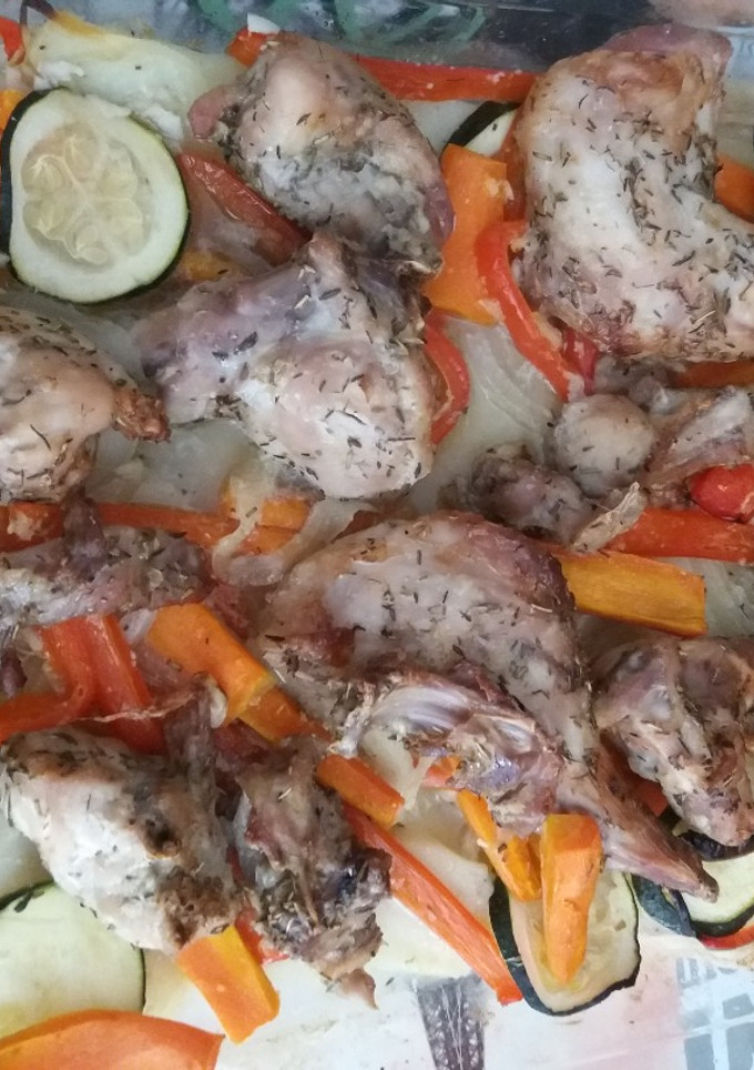 Una foto de Conejo al horno con verduras