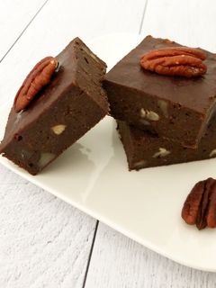 Une photo de Brownie aux dattes et aux noix de pécan