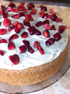 Una foto de Bizcochuelo esponjoso con cerezas
