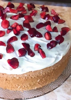 Una foto de Bizcochuelo esponjoso con cerezas