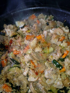 Una foto de Quinoa con pollo y verduras