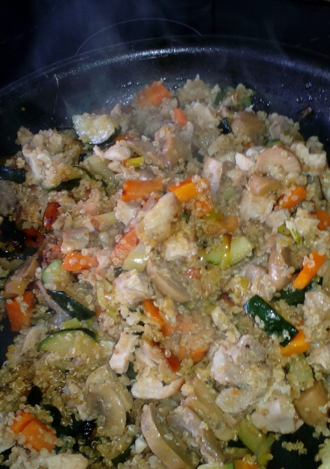 Una foto de Quinoa con pollo y verduras