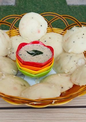 A picture of Rava Veg Idlis.