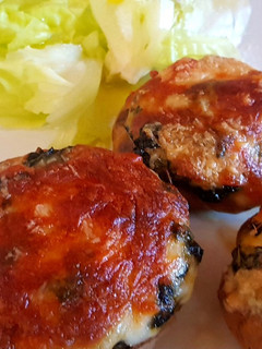 Una foto de Champiñones rellenos, de verduras y queso