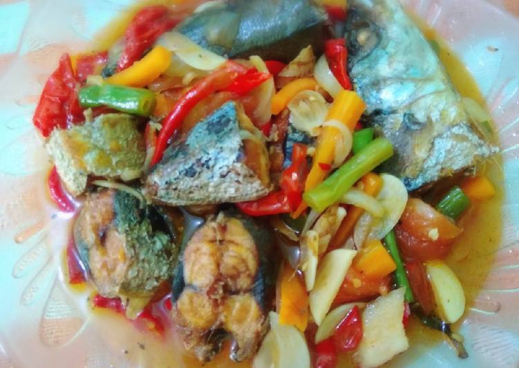 Cara mudah meracik Ikan salem bumbu sarden yang Menggugah Selera