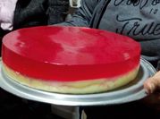 Una foto de gelatina de fresas con crema