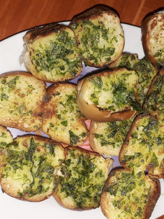 Una foto de Pan con ajo y perejil 🥖