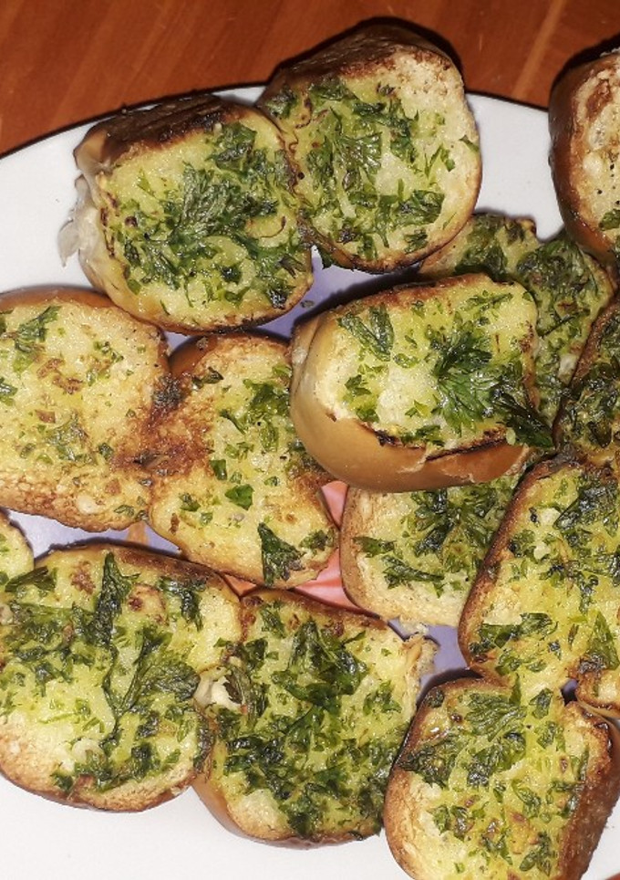 Una foto de Pan con ajo y perejil 🥖