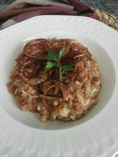 Una foto de Lentejas con arroz y cebolla frita