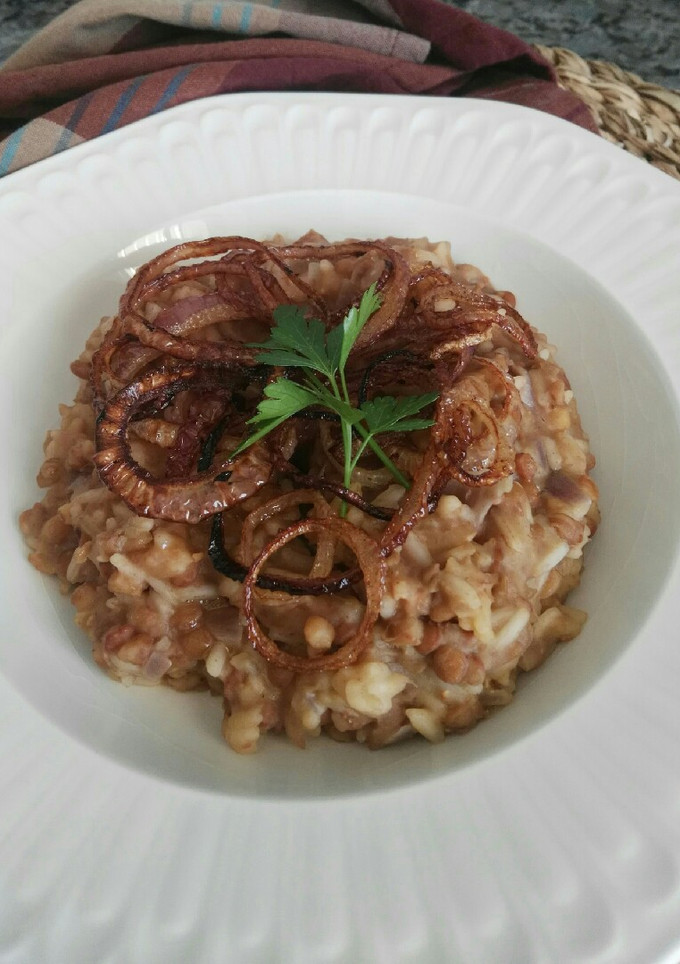 Una foto de Lentejas con arroz y cebolla frita