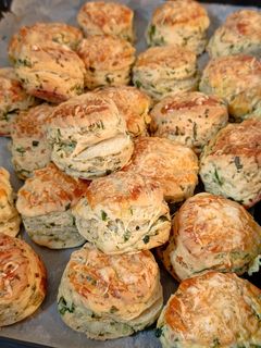 Medvehagymás, sajtos, réteges pogácsa recept fotója