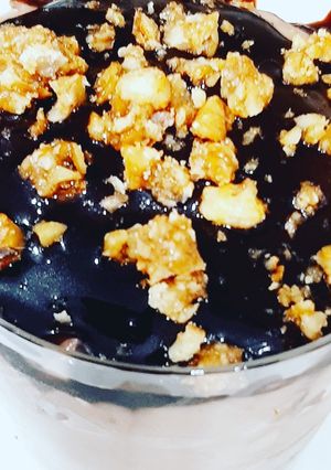O poză a rețetei Mousse de ciocolată cu glazură de cacao și nuci.