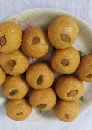 बेसन चुरमा लाडू रेसिपी चे मुख्य फोटो 