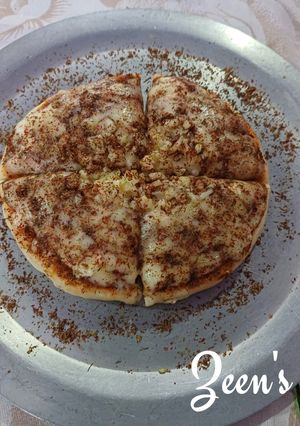 A picture of Za'atar loaded Cheese Pizza.