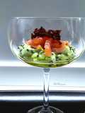 Salmone con cipolla caramellata e crema di avocado e pesca