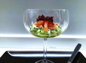 Foto di Salmone con cipolla caramellata e crema di avocado e pesca
