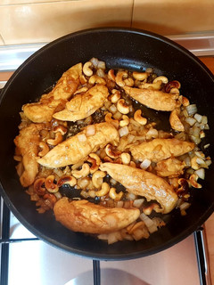 Una foto de Pollo con anacardos