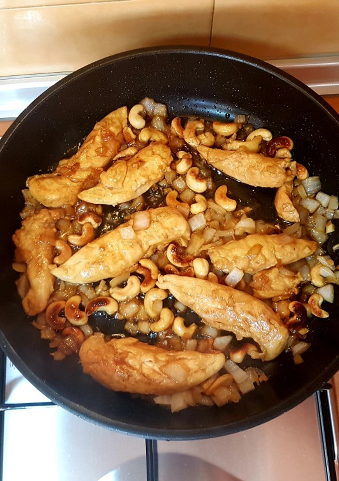 Una foto de Pollo con anacardos