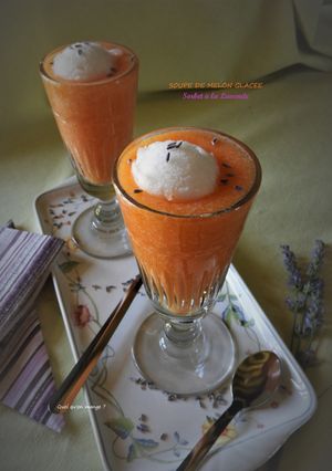 Une photo de Soupe de melon glacée et sorbet à la lavande